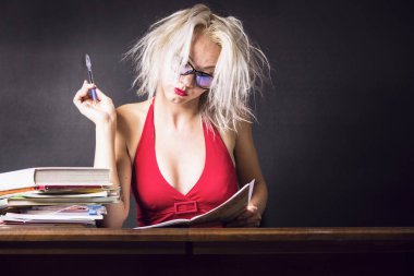 bir defter ve bir kalem masada yaratıcı kızla