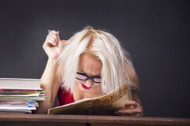 bir defter ve bir kalem masada yaratıcı kızla