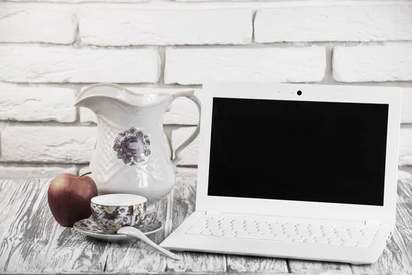 Beyaz dizüstü bilgisayar ve bir bardak süt 