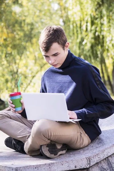Adolescente trabaja detrás de un ordenador portátil — Foto de Stock