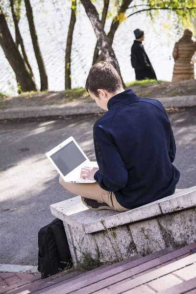  genç bir dizüstü bilgisayar çalışır 