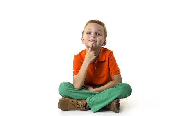 Lustiger Junge zeigt Emotionen — Stockfoto