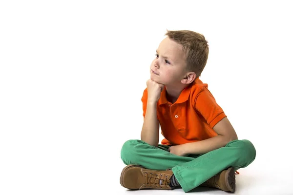 Divertente ragazzo su uno sfondo bianco mostra emozioni — Foto Stock