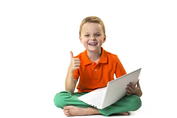 Divertente ragazzo con computer portatile — Foto Stock