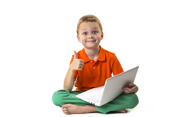 ノート パソコンと変な少年 — ストック写真