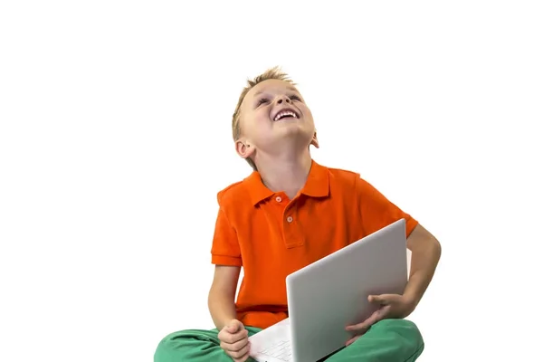 Divertente ragazzo con computer portatile — Foto Stock