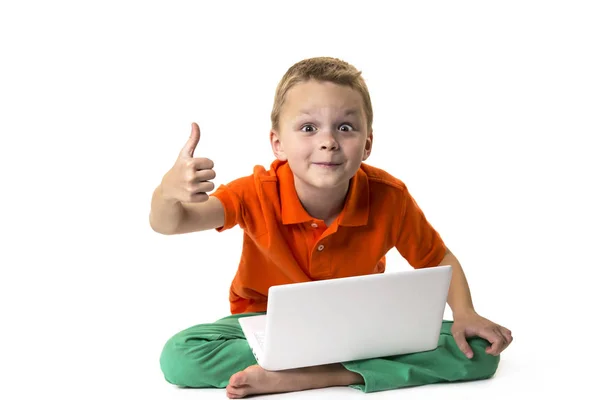 Смешной мальчик с ноутбуком — стоковое фото