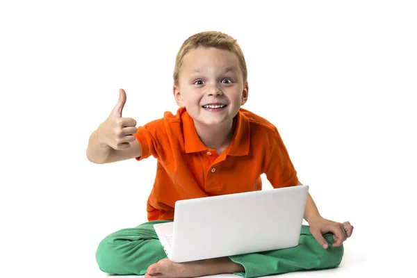 Смешной мальчик с ноутбуком — стоковое фото