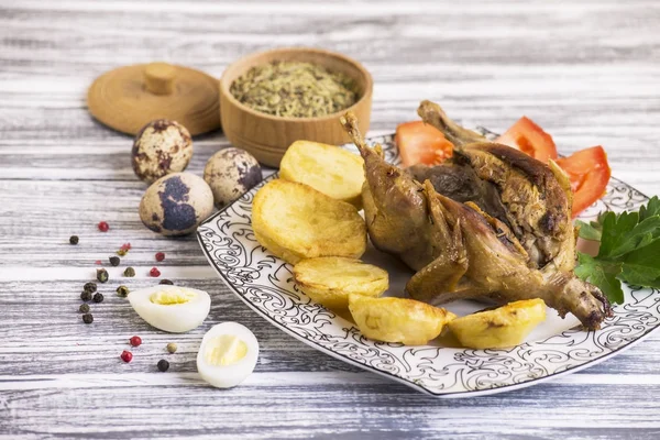 Codorniz al horno con patatas — Foto de Stock