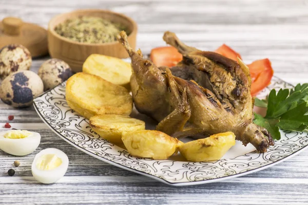 Bakade vaktelägg med potatis — Stockfoto