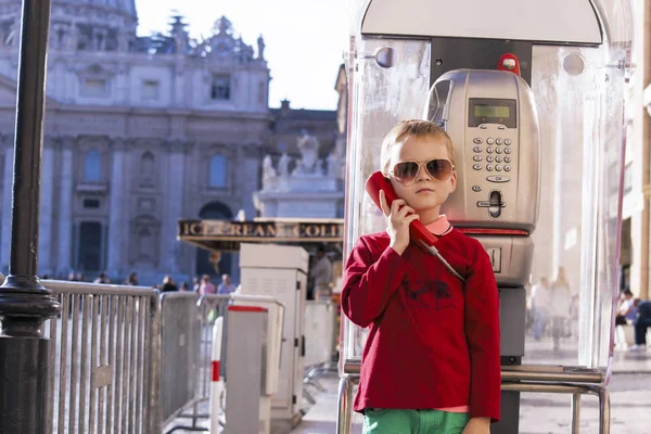 Funny boy je vyzvánění na telefonu — Stock fotografie