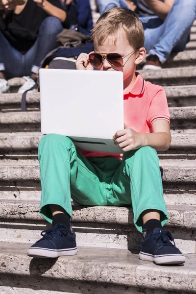 Zabawny chłopak gra na laptopa — Zdjęcie stockowe