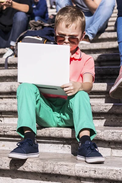 Zabawny chłopak gra na laptopa — Zdjęcie stockowe