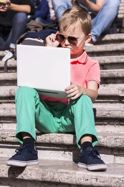 Zabawny chłopak gra na laptopa — Zdjęcie stockowe