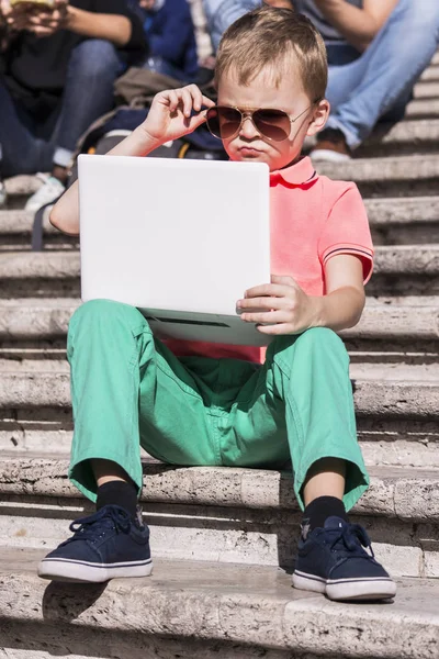 Zabawny chłopak gra na laptopa — Zdjęcie stockowe