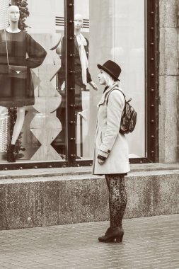 Sevimli kız moda mağaza pencere görünüyor