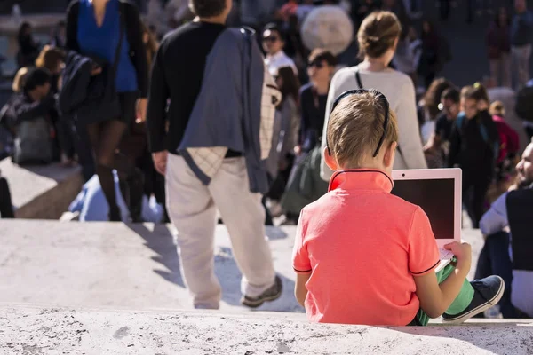 Мальчик Смотрит Ноутбук Ступеньках Много Людей — стоковое фото