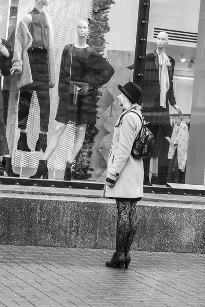 Cute Girl Looks Shop Window Fashion Store — Stock Photo, Image