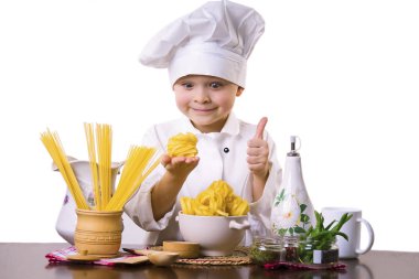 komik Şef spagetti hazırlar