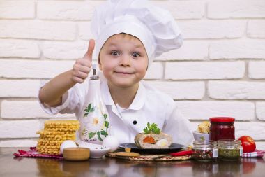 rulo köfte bir plaka üzerinde doldurma ile pişmiş Şef