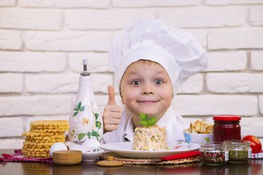 Şef Olivier bir tabak salataya pişmiş.