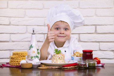 Şef Olivier bir tabak salataya pişmiş.