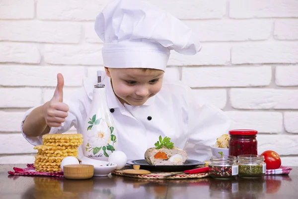 Szef Kuchni Gotowane Pieczeń Nadzieniem Talerzu — Zdjęcie stockowe