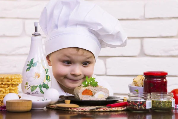 Szef Kuchni Gotowane Pieczeń Nadzieniem Talerzu — Zdjęcie stockowe