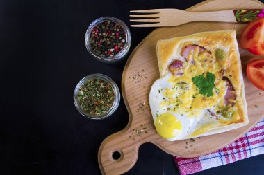 sandviç, yumurta, jambon ve peynirli puf böreği