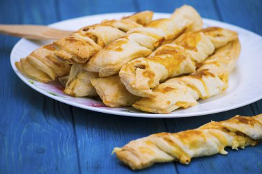 jambon ve peynirli puf böreği sopa