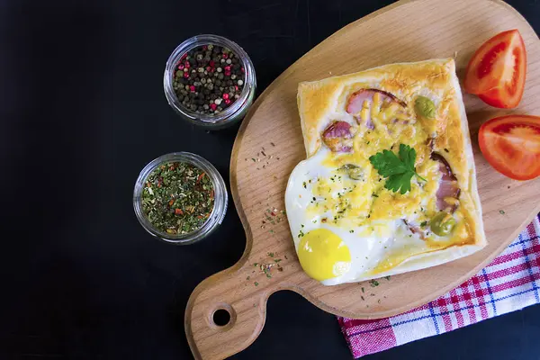 Sandwich Pasta Sfoglia Con Uova Prosciutto Formaggio — Foto Stock