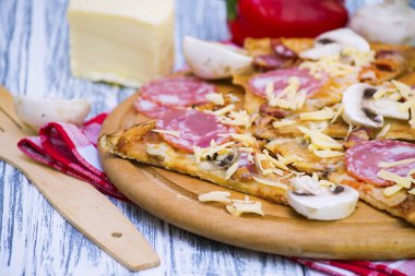 Pizza sosis ve mantar ile