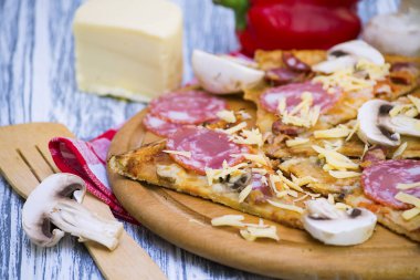 Pizza sosis ve mantar ile