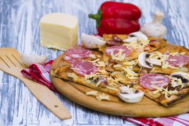 Pizza sosis ve mantar ile