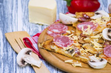 Pizza sosis ve mantar ile