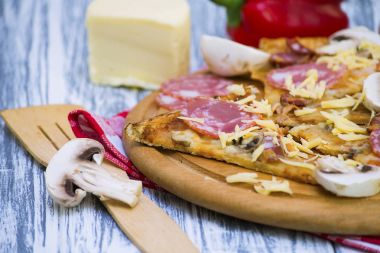 Pizza sosis ve mantar ile