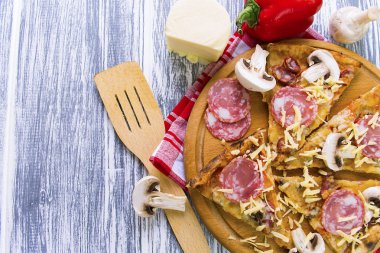 Pizza sosis ve mantar ile