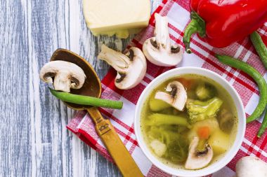 tavuk suyu ile sebze çorbası