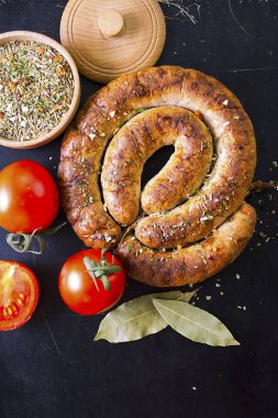 ev yapımı sucuk ve baharat masada