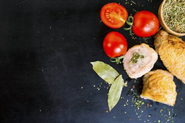 bir tablo içinde kuşkonmaz ile rulo köfte