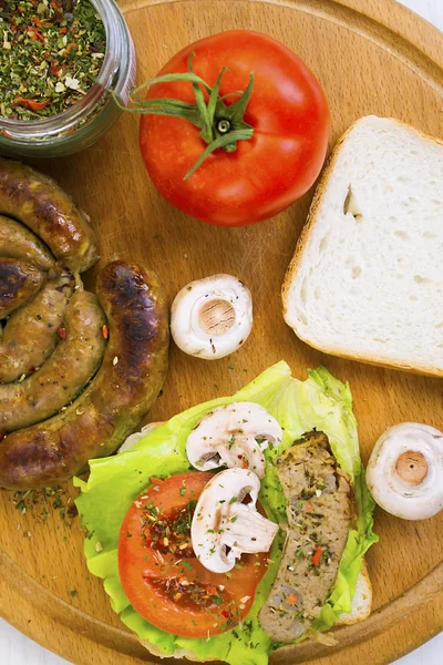 Salsiccia Fatta Casa Panino Con Salsiccia Funghi Pomodoro Una Tavola — Foto Stock