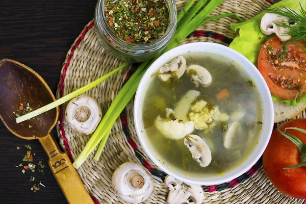 Grön Soppa Med Ängssyra Och Grönsaker Hönsbuljong Ett Bord — Stockfoto