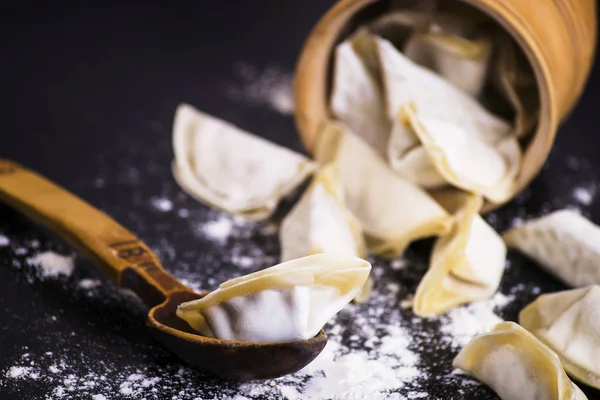 Gnocchi Crudi Farciti Con Carne Cucchiaio Tavolo Nero — Foto Stock