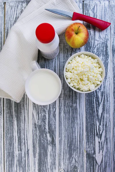 Hüttenkäse Einer Schüssel Und Eine Tasse Milch Auf Einem Holztisch — Stockfoto