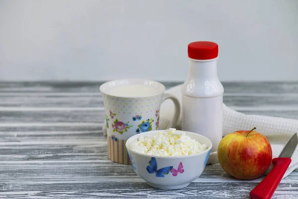 Queso Cottage Tazón Una Taza Leche Una Mesa Madera — Foto de Stock