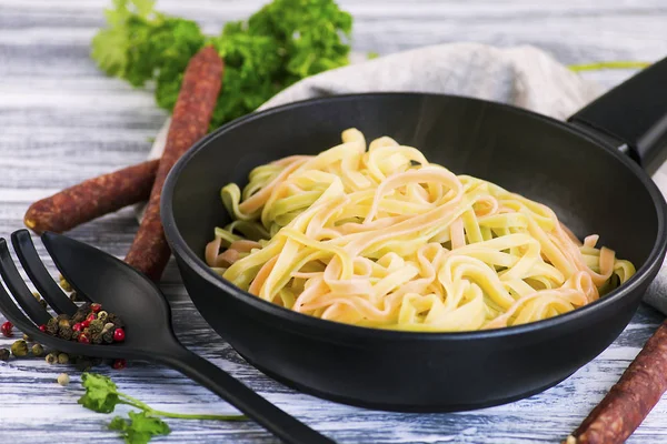 Spaghete Culoare Într Tigaie Condimente Masă Lemn — Fotografie, imagine de stoc