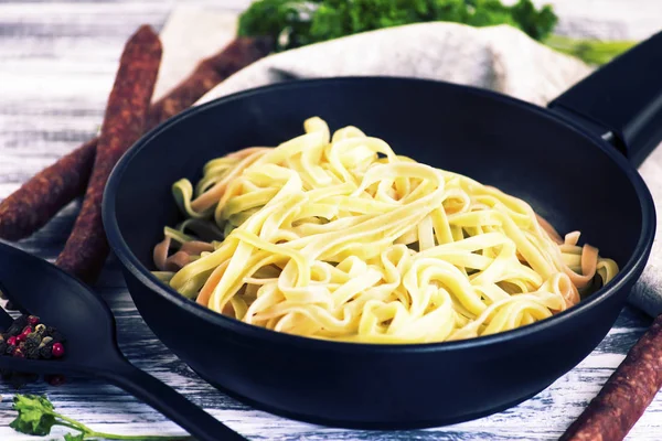 Spaghete Culoare Într Tigaie Condimente Masă Lemn — Fotografie, imagine de stoc