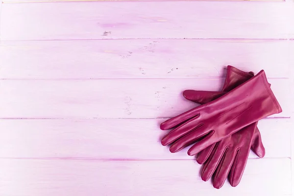 Шкіряні Червоні Рукавички Рожевому Дерев Яному Фоні — стокове фото