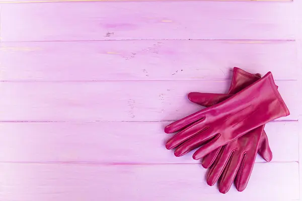 Шкіряні Червоні Рукавички Рожевому Дерев Яному Фоні — стокове фото