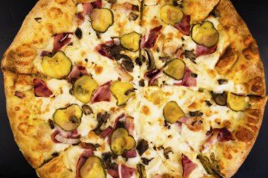 Salatalık turşusu sosis ve mantar peynirli pizza